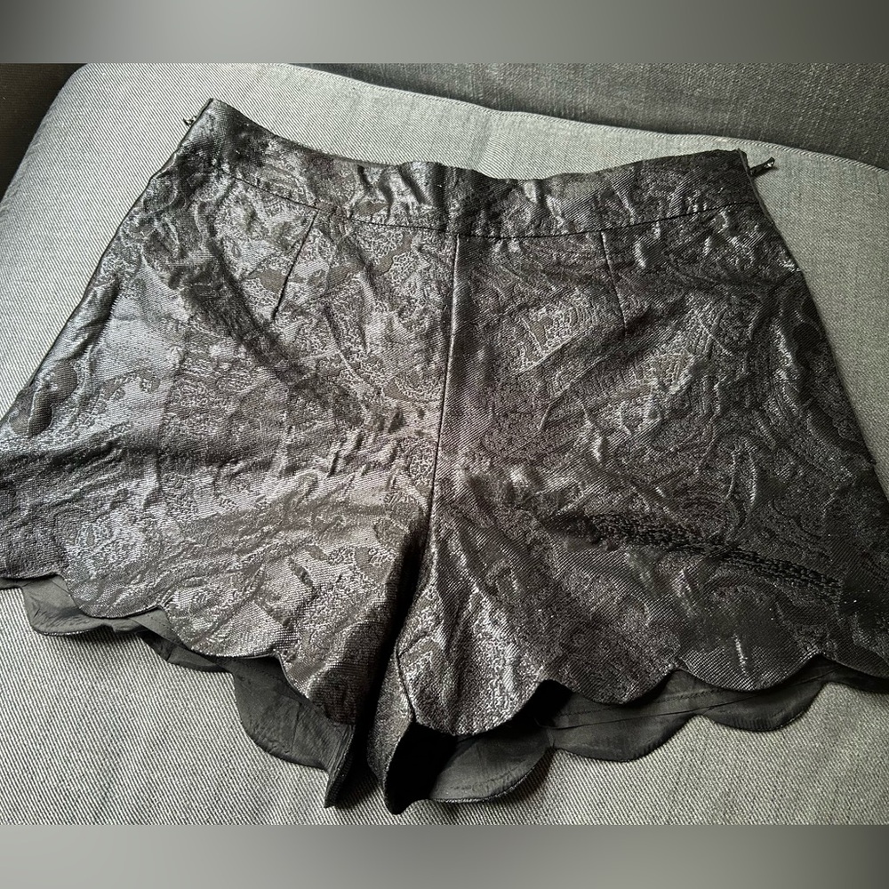 Leifsdottir Anthropologie metallic jacquard scalloped shorts. Women’s size 6.